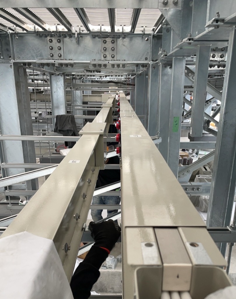 天井内のケーブルラック敷設。将来のメンテナンスや増設も考慮した、整然とした配線ルートです。