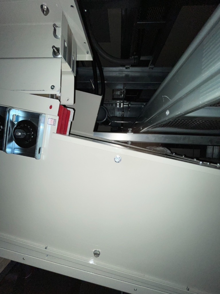 各種制御盤の設置・結線工事。設備の心臓部として、正確で安全な施工を徹底しています。