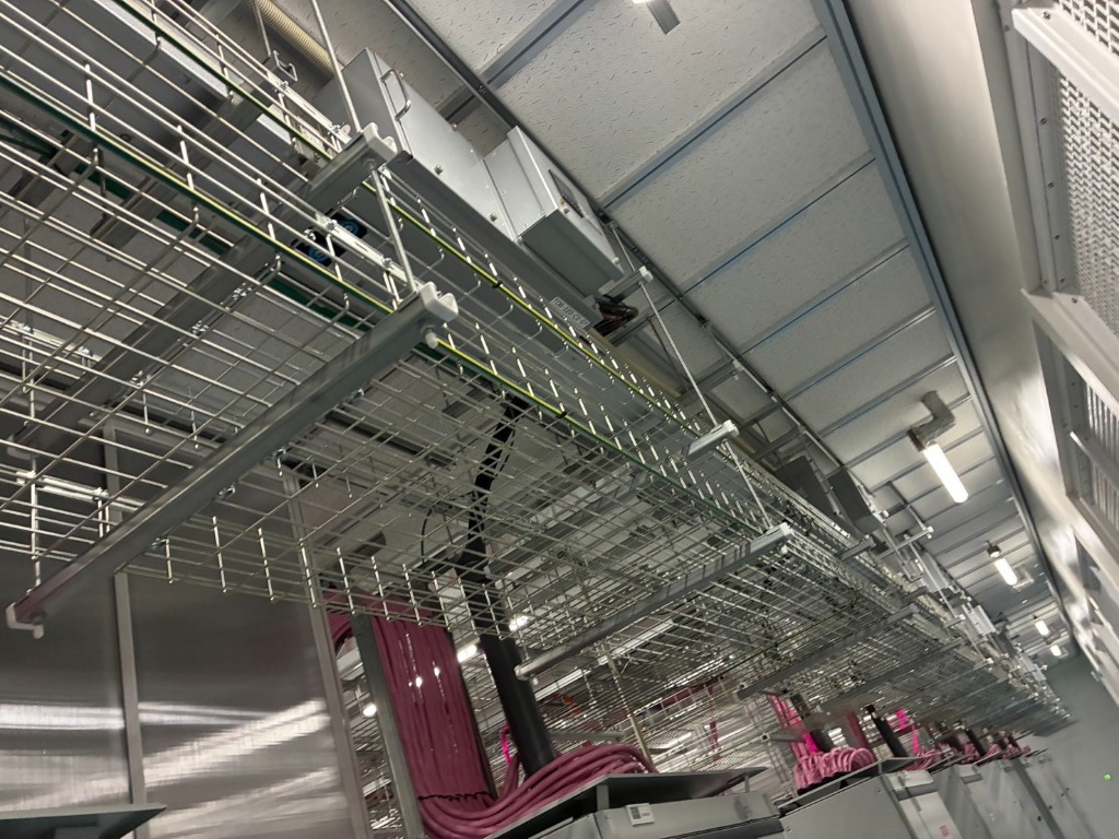 制御機器への配線立ち下ろし。操作性・メンテナンス性を考慮し、美しく配線しています。