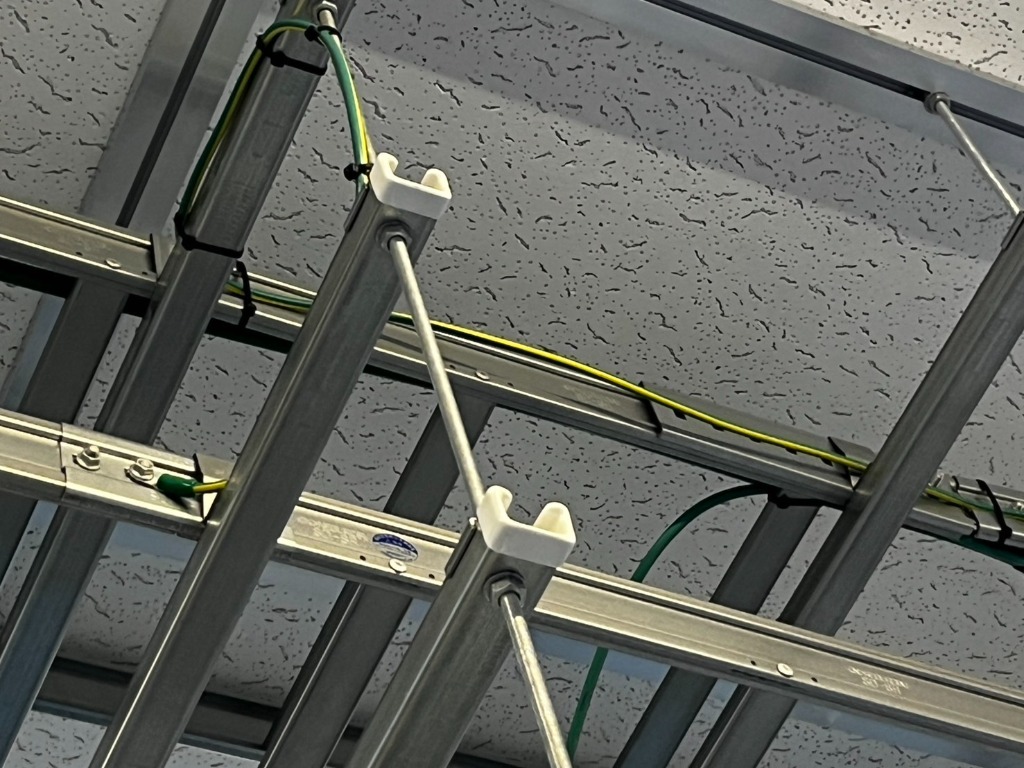 重量に耐える強固な支持金具の設置。地震時などの揺れにも強い、安全な設備環境を作ります。