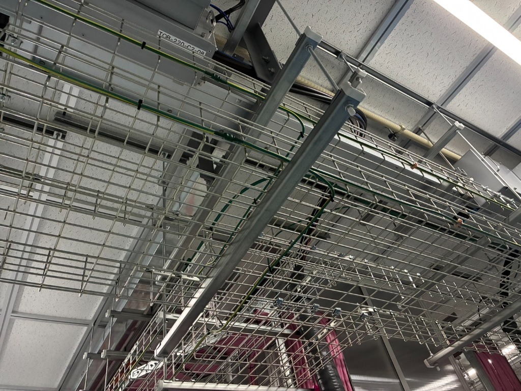 大規模施設の天井内全面に広がる配線工事。インフラを支える、見えない部分のプロの仕事です。