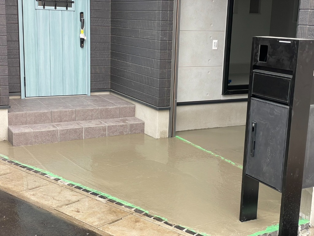 玄関アプローチのタイル貼り。建物の雰囲気に合わせた色選びと、丁寧な施工で仕上げました。