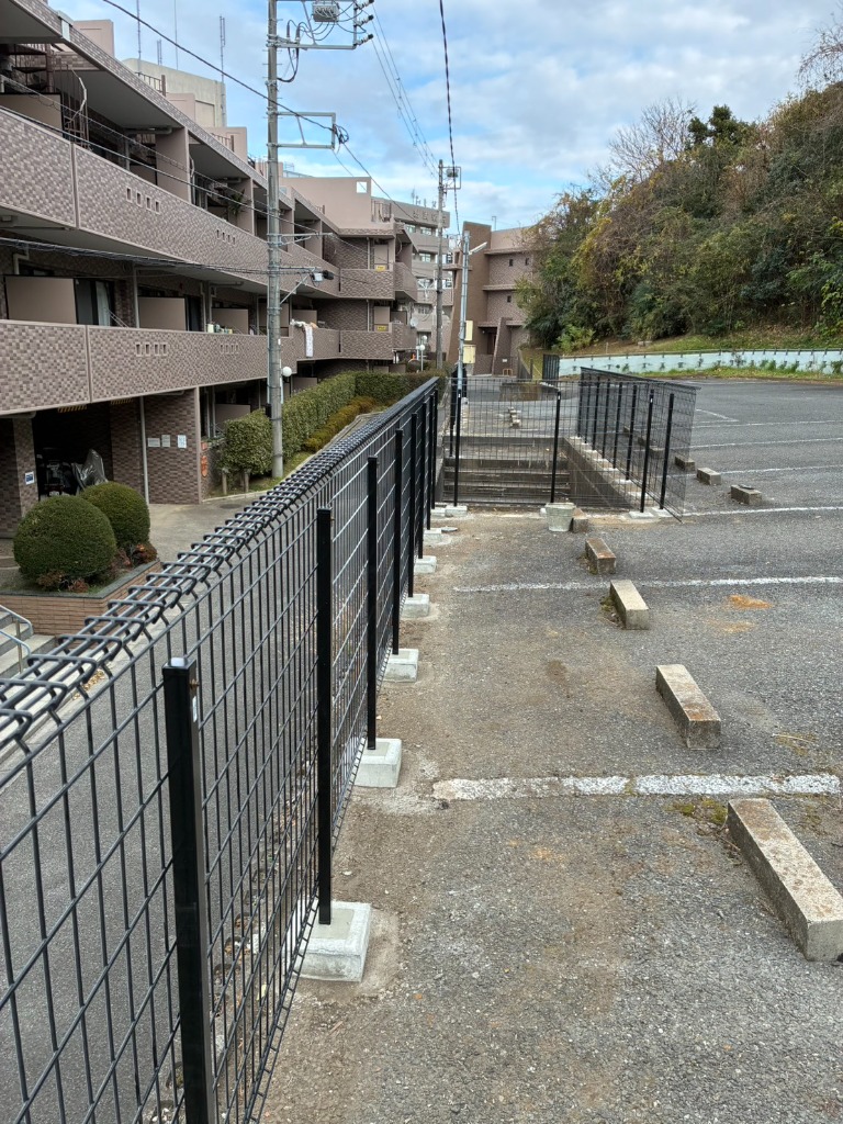 重厚感のある黒のフェンス施工。プライバシーを守りながら、モダンな外観を演出します。