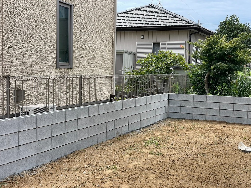 ブロック塀とメッシュフェンスの組み合わせ。目隠しと通気性をバランスよく両立させています。