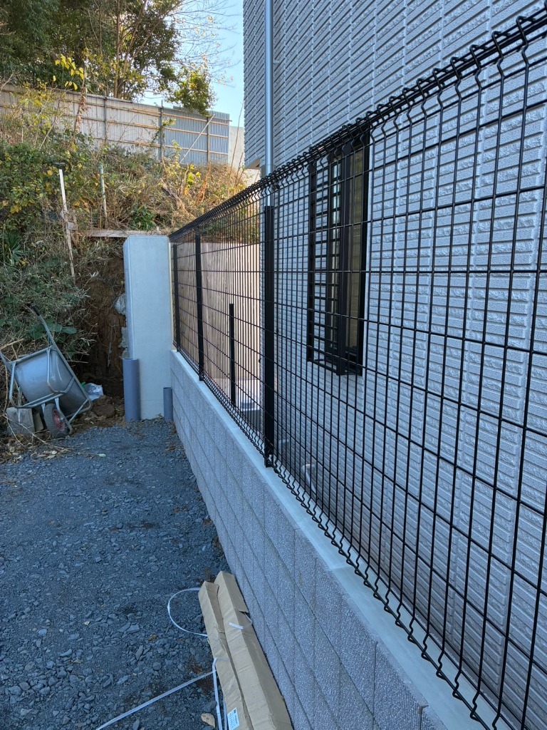 開放感のあるメッシュフェンス。境界をしっかり区切りつつ、風通しの良い空間を作ります。