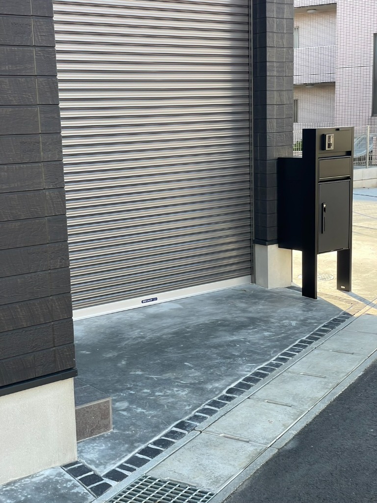 ガレージへのアプローチスロープ。車の出し入れがスムーズになるよう勾配を調整しました。