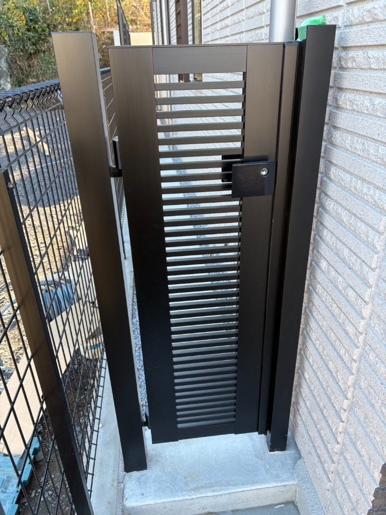 モダンな印象を与える黒の縦格子門扉。家の顔として、高級感のあるエントランスを演出。
