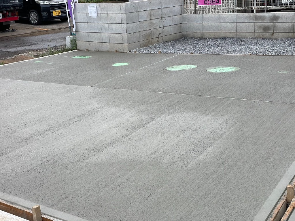 駐車場の基礎工事。耐久性を高めるための型枠組みと配筋を丁寧に行っています。