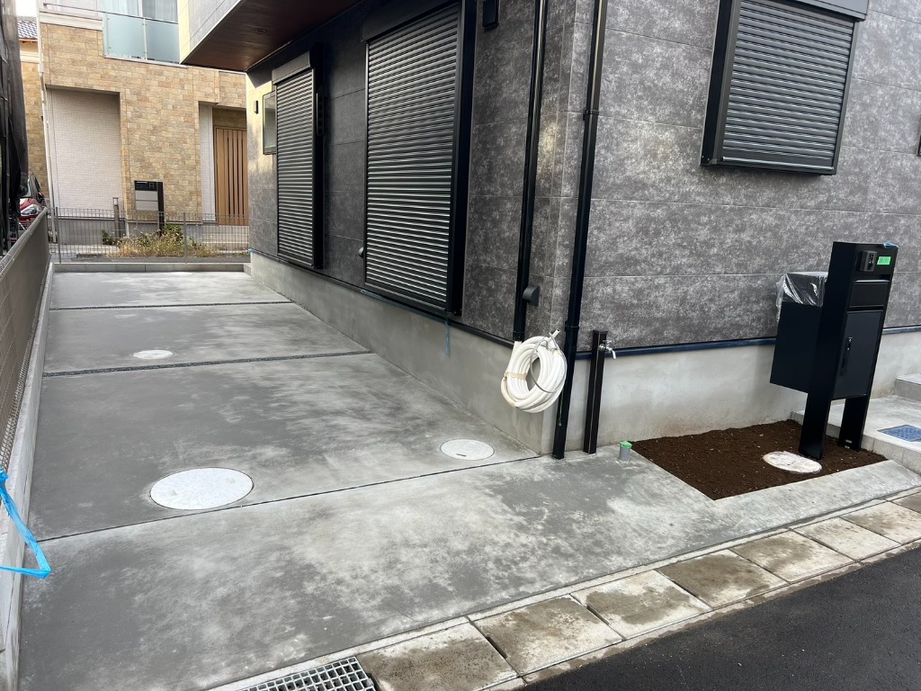 デザインスリットを入れた駐車場。無機質になりがちなコンクリートにアクセントを加えました。