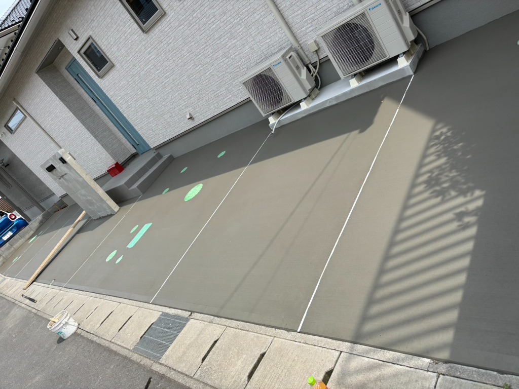 広大な駐車スペースのコンクリート打設。ひび割れ防止の伸縮目地も適切に配置しています。