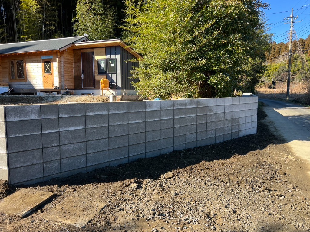 敷地の高低差を解消する擁壁工事。土圧に耐える頑丈な構造物を構築します。