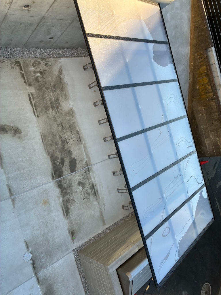 採光性に優れたカーポート屋根。雨の日も快適で、明るい駐車スペースを確保します。